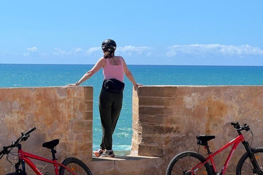 Balade à bicyclette sur la corniche de Rabat : entre océan et ville